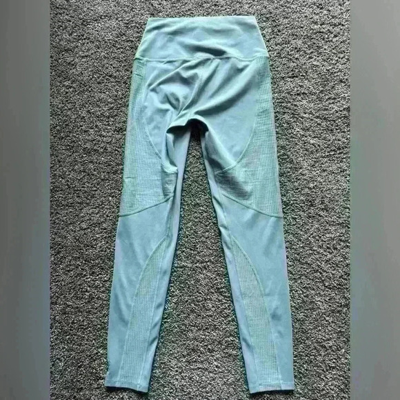 PE Nation Free Play Ribbed Pattern Leggings Sage Green Size Medium - Picture 3 of 3